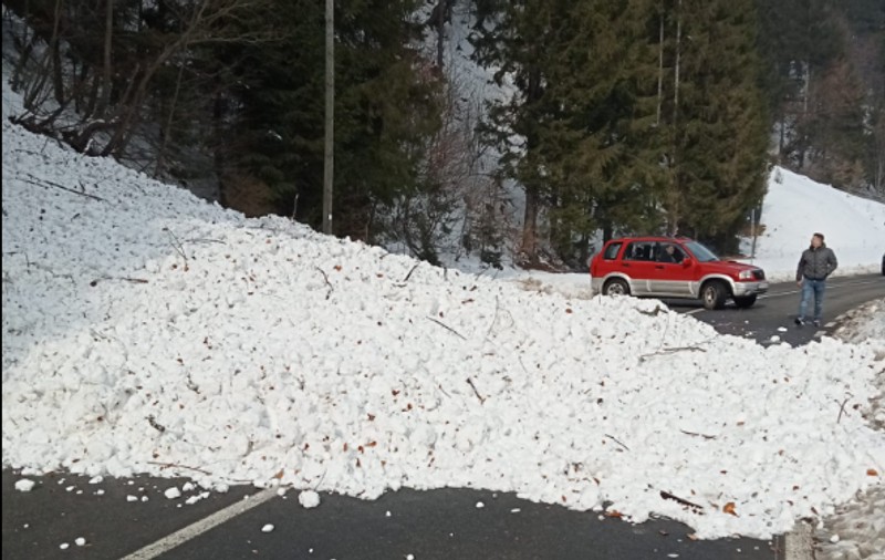 Drum blocat de avalanșă în Bistrița-Năsăud. Intervin mai multe echipaje