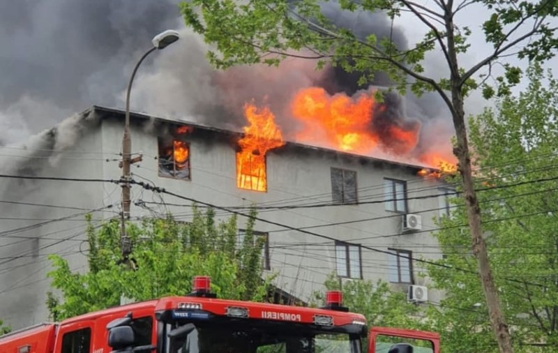 Incendiu puternic la Eforie Sud. Acoperișul unei vile a luat foc
