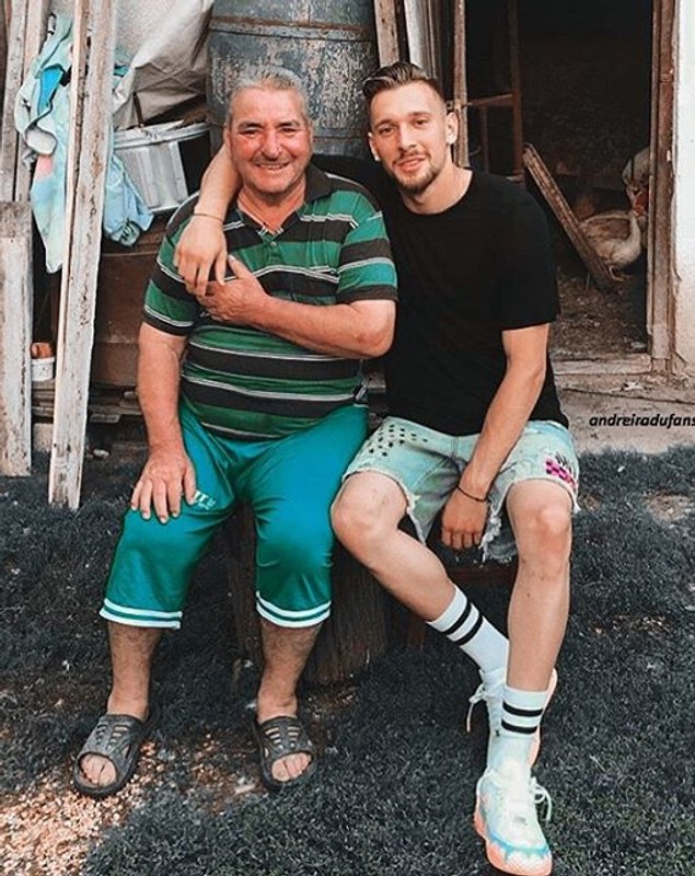 Ionuț Radu, portarul României U21, și-a vizitat bunicii din satul dâmbovițean Brâncoveanu. Vacanță românească | FOTO