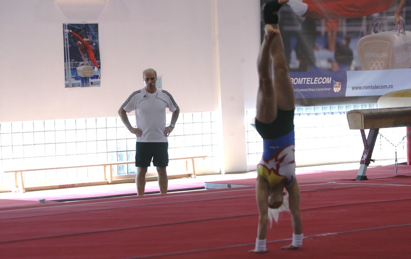 Situație dramatică la lotul olimpic de gimnastică. Până și medicii fac voluntariat de trei luni. Fetele nu sunt încă sigure de prezența la JO. ”COSR să tacă și să facă! Bat în lemn să nu se accidenteze cineva!”, spune Adrian Stoica