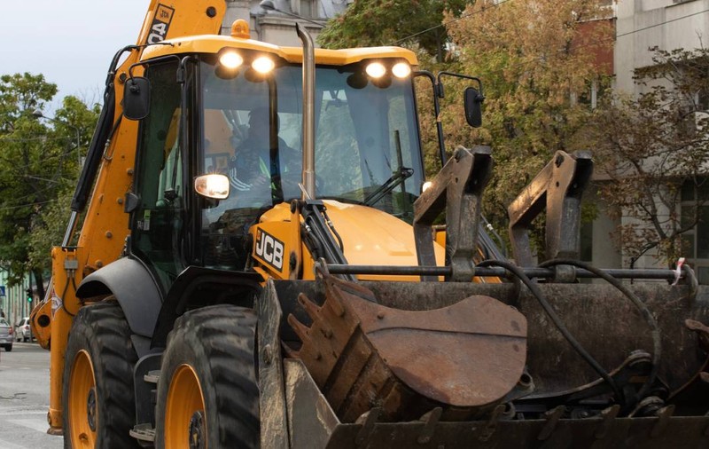 Un șofer fără permis, care conducea un buldoexcavator fără acte, a lovit în plin o mașină în Sântandrei, lângă Oradea