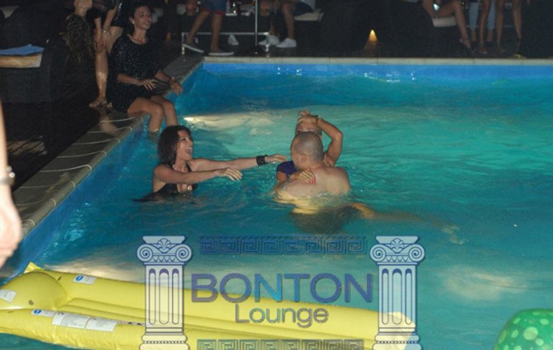 DEZMĂŢ TOTAL LA PISCINĂ! VEDETA de la noi care îşi face de cap cu băieţii în apă | FOTO