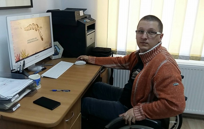 VIDEO/REPORTAJ: Viaţa unui bărbat cu dizabilităţi: ”În România, doar în aeroport ne sunt respectate drepturile”