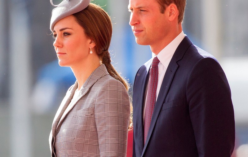 Şi-a BĂGAT REGINA COADA! KATE MIDDLETON şi PRINŢUL WILLIAM AU...