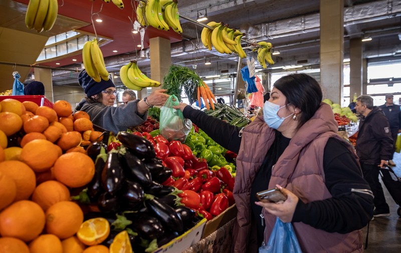 Recomandările oficialilor  pentru mersul la cumpărături și sărbătorile de Paște. Românii, sfătuiți să poarte mască și mănuși