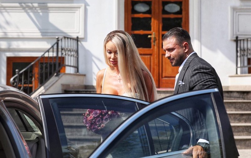 Bianca Drăgușanu s-a lăudat cu inelul de logodnă înaintea căsătoriei cu Alex Bodi. Cât a costat bijuteria de care nu se mai desparte