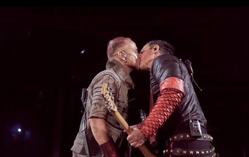 Doi membri ai trupei Rammstein s-au sărutat pe scenă la Moscova, ca mesaj de susținere a comunității LGBT+ din Rusia