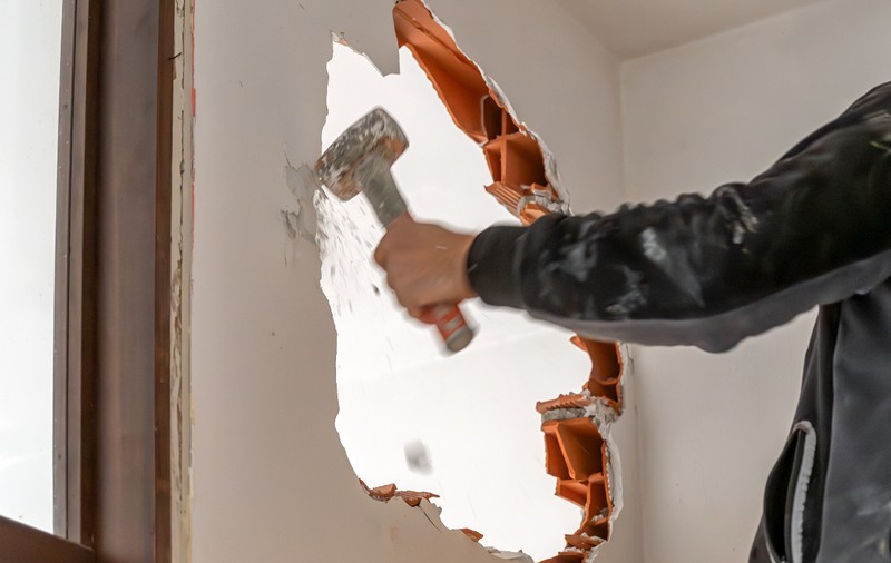 Un francez și-a demolat propria casă după ce nu a reușit să evacueze românii care o ocupaseră ilegal