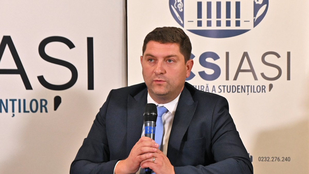 Bogdan Cojocaru surprins în timp ce ține în mâini un microfon, în timpul unui eveniment