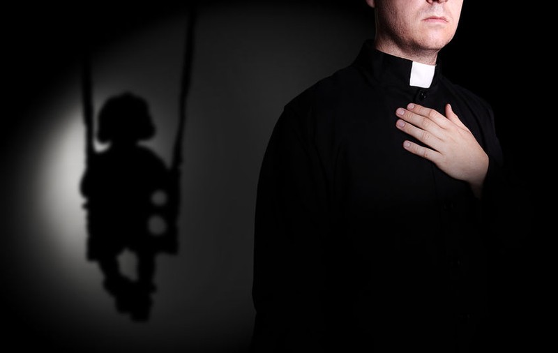 Un preot a fost acuzat de agresarea sexuală a unui băiat de 15 ani