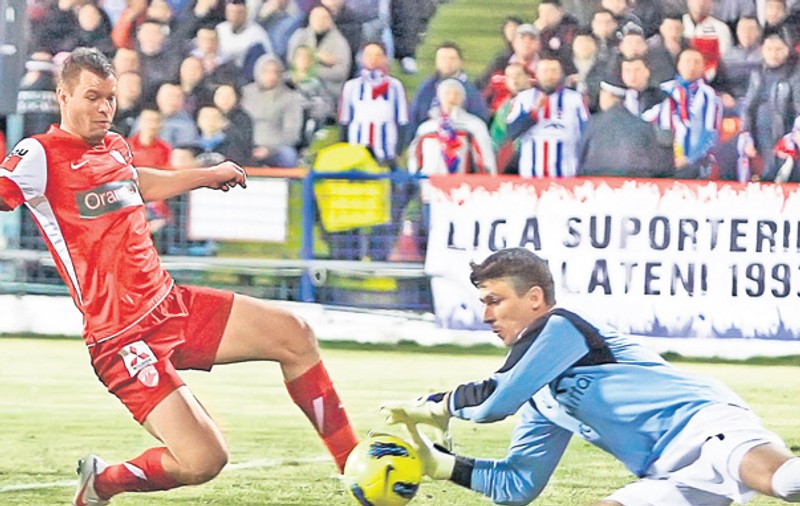 După Oţelul - Dinamo 1-1, Cornel Dinu a declanşat un tir de acuze la adresa «centralului» Istvan Kovacs