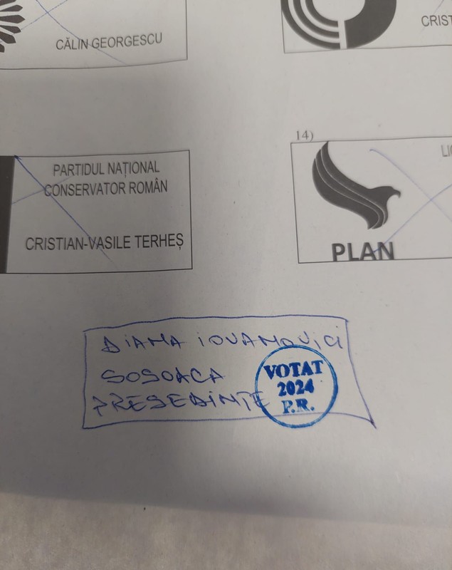 Diana Șoșoacă s-a filmat în cabina de votare, la alegerile prezidențiale, când a desenat o nouă casetă cu numele său și apoi s-a votat singură
