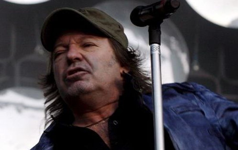 Video / Ce căzătură a luat Vasco Rossi!