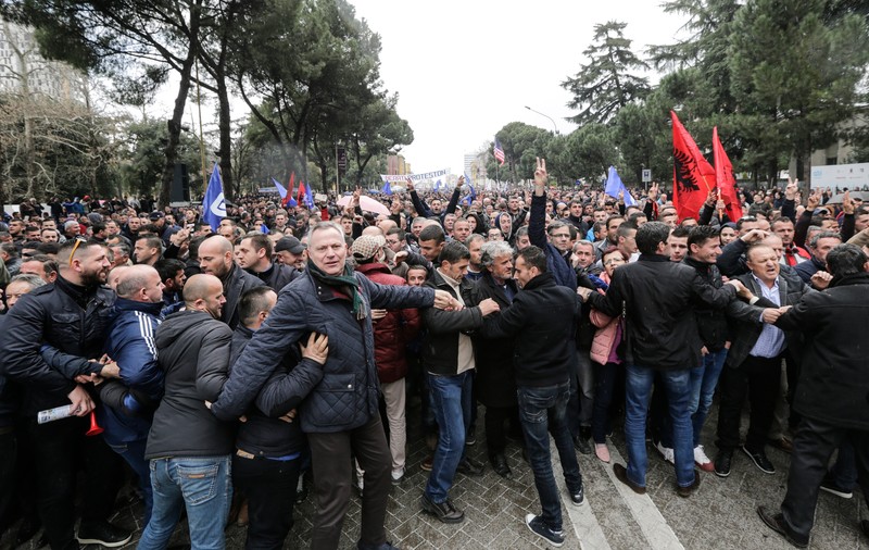 Manifestații de amploare în Albania. Mii de oameni cer demisia Guvernului