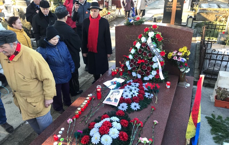 FOTO | De Crăciun, zeci de oameni s-au dus la mormântul dictatorului Nicolae Ceauşescu