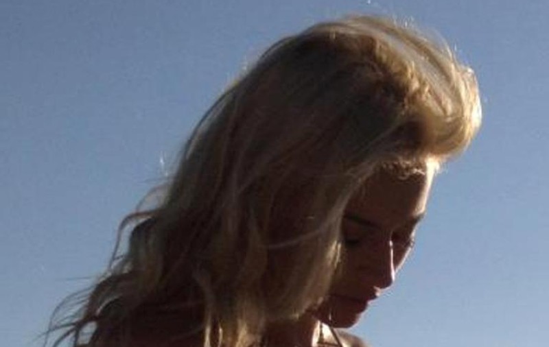 SMILEY, NU TE UITA LA POZA ASTA! Ce face Laura Cosoi după despărţire e HOT, HOT, HOT! FOTO