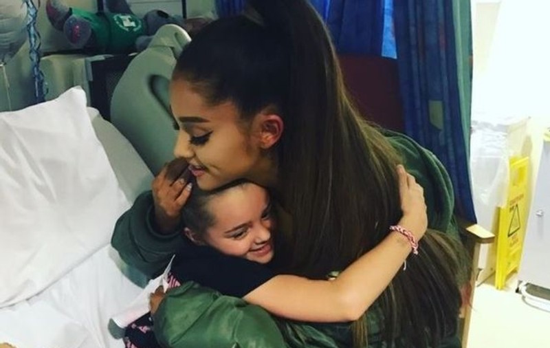 Atacul din Manchester | Ariana Grande și-a vizitat fanii răniți în urma atentatului, aflați încă în spital
