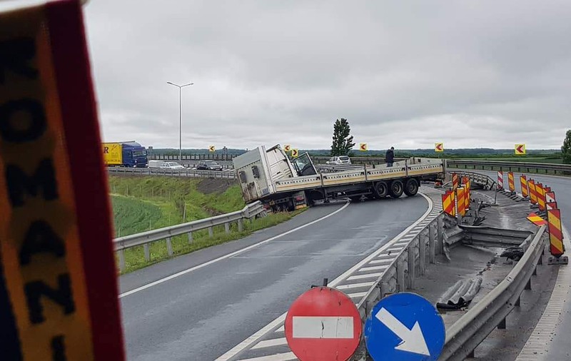 Un şofer de camion a blocat toată autostrada Arad- Timişoara după ce a intrat cu viteză într-un parapet 