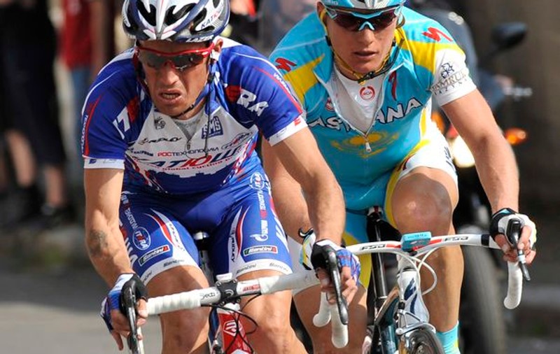 Blat în ciclism! Vinokourov e acuzat că “a cumpărat” cu 100.000 de euro, de la rusul Kolobnev, cursa Liège-Bastogne-Liège 2010