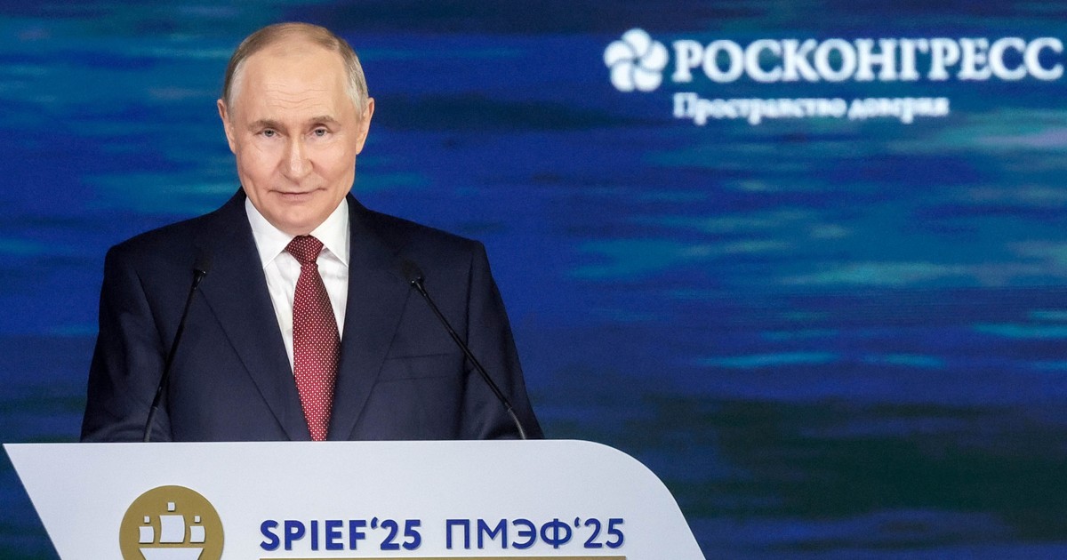 Vladimir Putin surprins în timp ce stă la pupitru, la Forumul Economic de la Sankt Petersburg, pe 20 iunie 2025