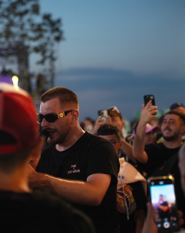 Artistul Tomi Marfă, amendat cu 1000 de lei pentru concertul de la „Beach, Please”. „Voi când v-ați urcat pe scena aia, știați că sunt minori în public?”