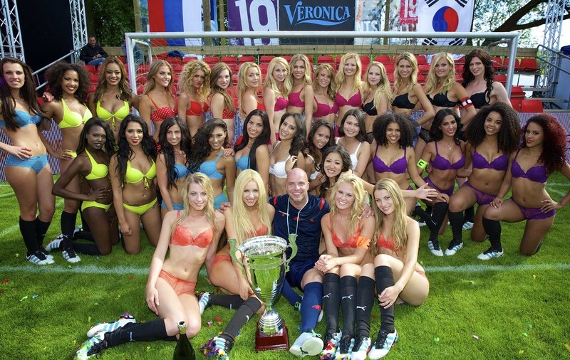 GALERIE FOTO&VIDEO HOT! Olanda a câştigat Mondialul în bikini. Spectatorii şi arbitrii şi-au lungit gâturile după jucătoare