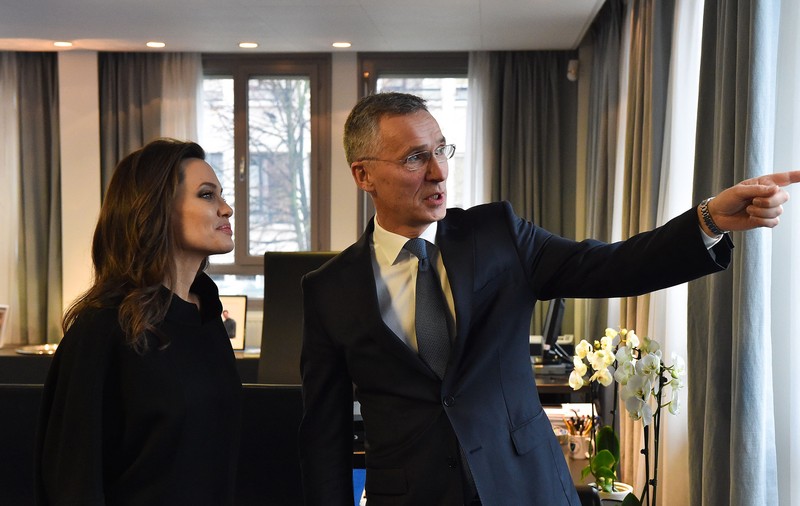 Vedetele de la Hollywood și capetele încoronate ale Europei, proiecte umanitare de amploare. Angelina Jolie a vizitat sediul NATO