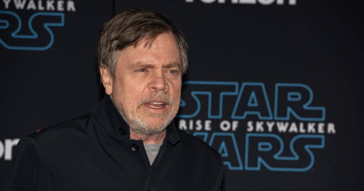 Mark Hamill, actorul cunoscut pentru rolul din Star Wars imbracat intr-o camasa neagra