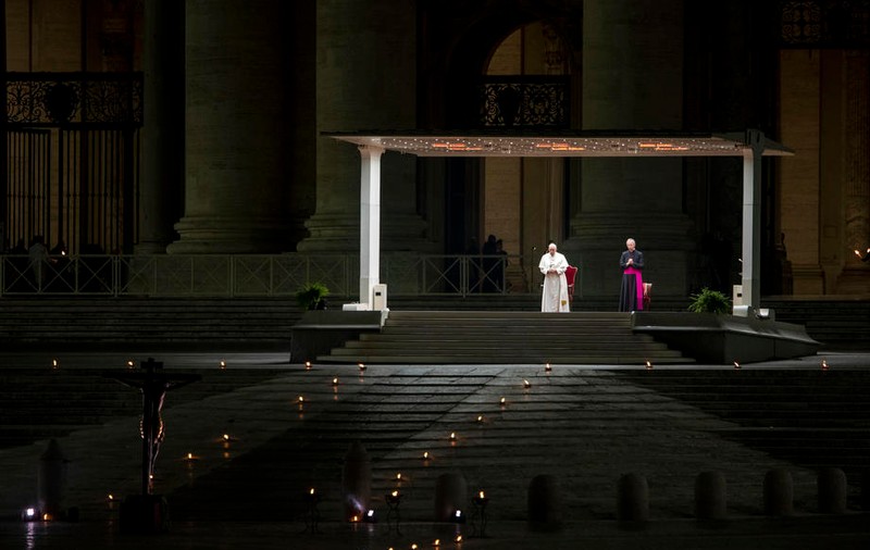 Vaticanul vrea ca anul acesta să transmită online slujbele de Crăciun
