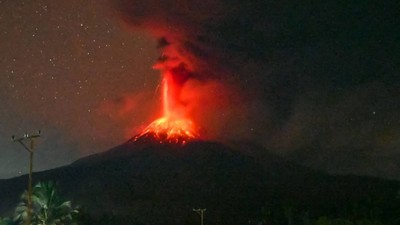 eruptia vulcanului Lewotobi Laki-Laki din Indonezia