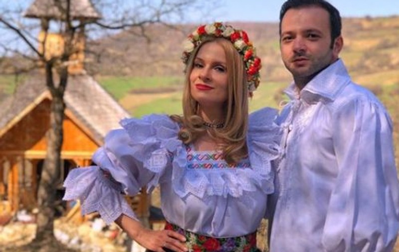FOTO | Mihai Morar şi soţia lui au fost naşi de botez în Maramureș