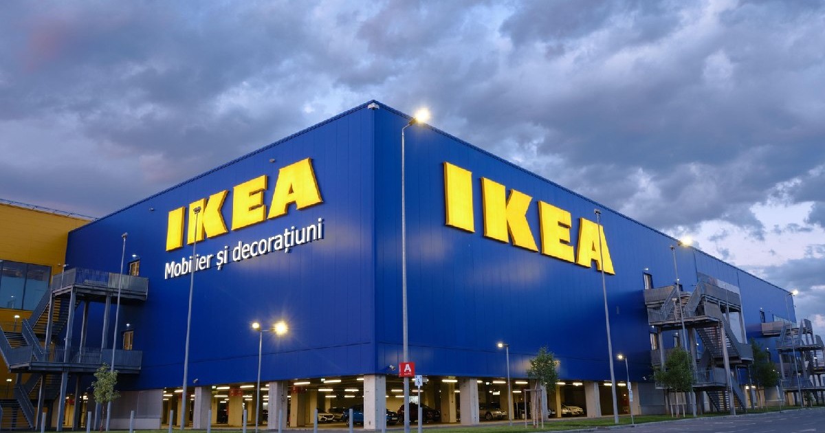 Logo-ul IKEA pe clădire magazinului, seara - București, România