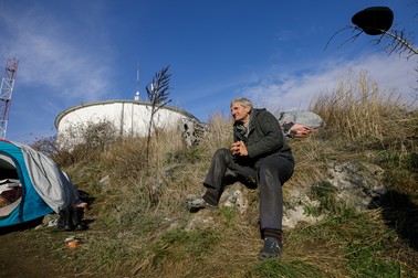 Costică Calmuschi, lângă cortul în care locuiește