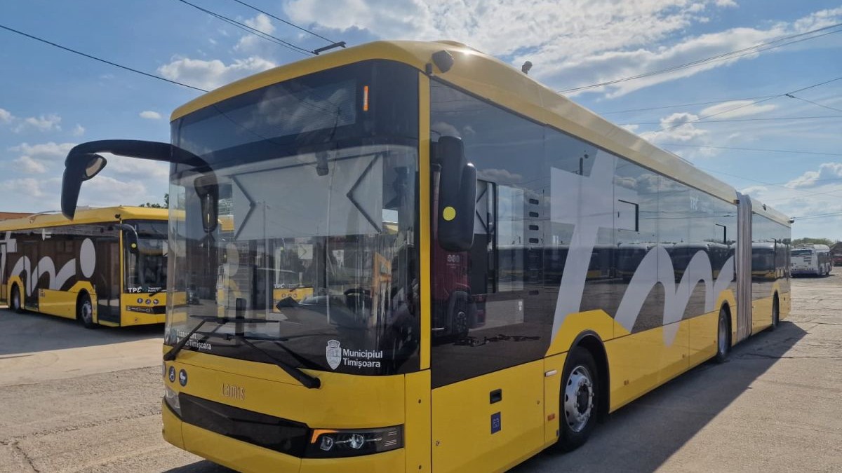 Un autobuz de culare galbenă cu burduf pleacă în cursă, în Timișoara, august 2025