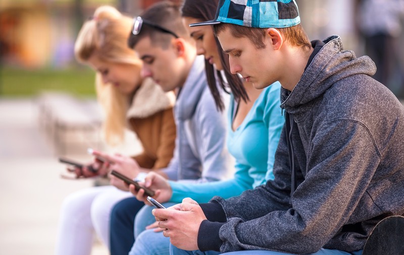 Iar suntem puși pe cheltuială! Au crescut vânzările de telefoane premium cu diagonale mari