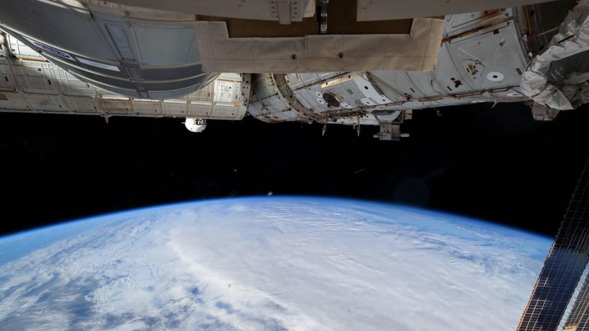 Pământul văzut de la bordul Stației Spațiale Internaționale, aflată la aproximativ 400 de kilometri altitudine. Din spațiu, astronauții pot observa schimbările mari de pe suprafața planetei, inclusiv efectele secetei.