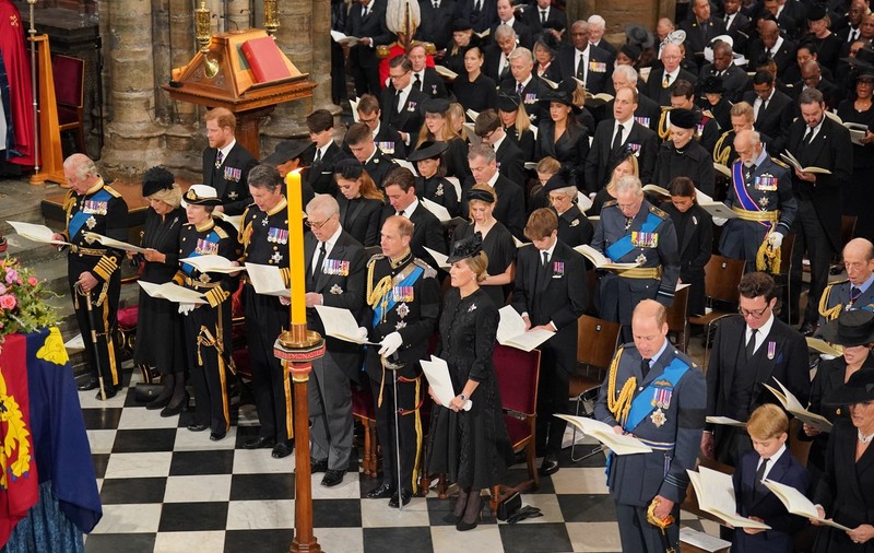 Familia Regală, în lacrimi la înmormântarea reginei Elisabeta a II-a. Imagini din timpul procesiunii de la Westminster Abbey