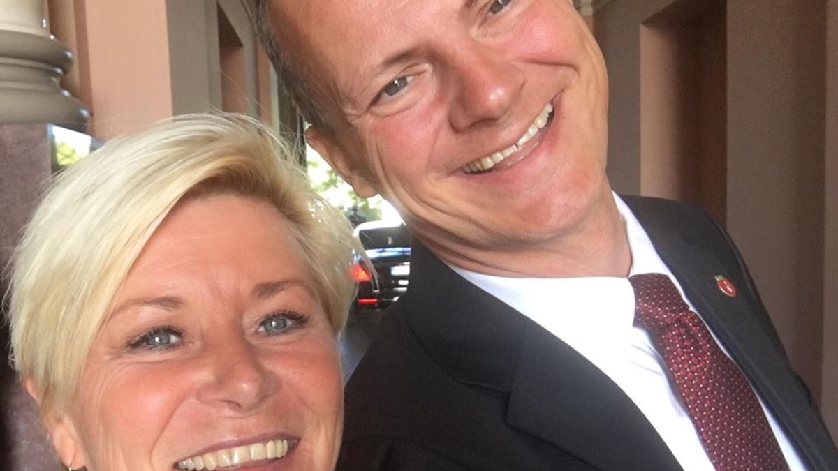 Un ministru norvegian a demisionat, pentru cariera soției sale. Ministrul norvegian al Transporturilor și soția sa, Ketil Solvik-Olsen și Tone Solvik-Olsen, zâmbind