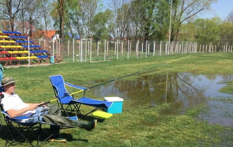 Au pescuit pe stadionul din Cristian! FOTO şi VIDEO