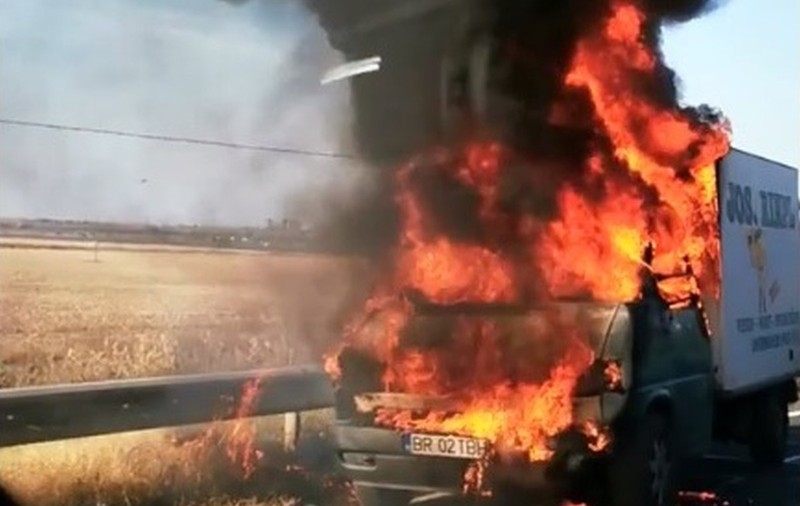 O furgonetă a luat foc în trafic pe șoseaua Brăila-Galați