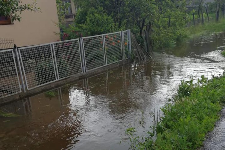 Mai multe locuințe au fost inundate în Săpânța, județul Maramureș / sursă foto: ziarmm.ro