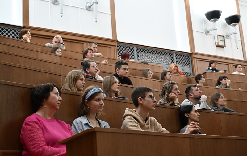 Alegerile prezidențiale de anul trecut și măsurile de austeritate adoptate de Guvern au intrat în programele de master. Profesor: „Studiem nefericirea românilor”