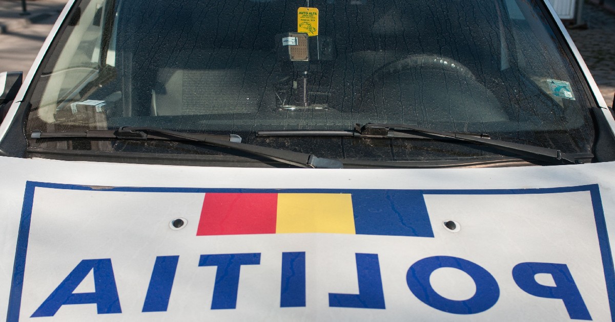 o mașină albă pe care scrie poliție