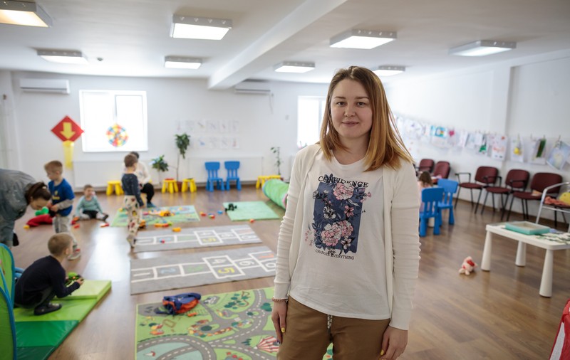 După ce copilul adoptat înainte de război i-a salvat familia, o educatoare din Ucraina își continuă la București visul de a schimba educația „rămasă de tip sovietic”