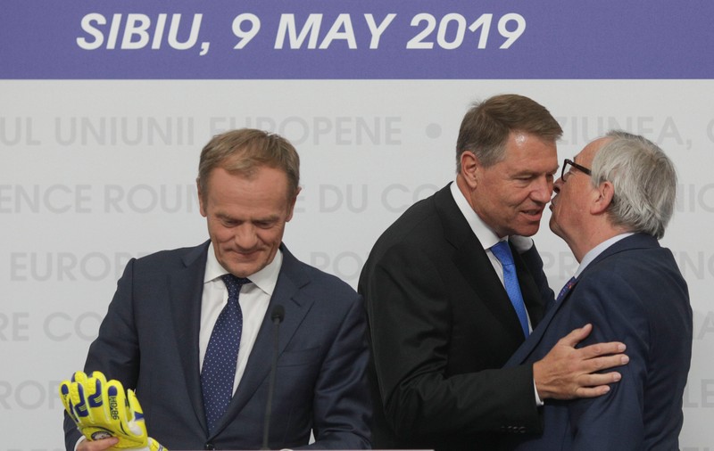 Klaus Iohannis participă la reuniunea Consiliului European de la Bruxelles. Pe agendă, numirile în funcţiile de conducere ale instituţiilor europene. Şeful statului, vehiculat ca favorit pentru şefia Consiliului European, în locul lui Tusk