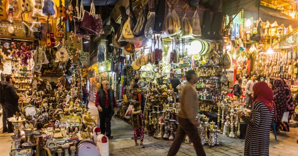 Priveliște de seară a bazarului Khan el-Khalili din Cairo, Egipt
