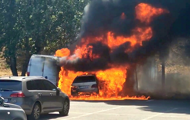 Două mașini, distruse într-un incendiu lângă plaja Modern din Constanța. Un bărbat a suferit arsuri când stingea focul