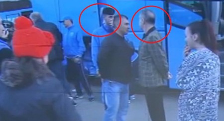 Gigi Becali vorbind cu Andrei Ivan și cu tatăl jucătorului FOTO: Captura video