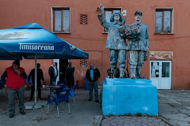 Statuia simbol a minerilor din Uricani a devenit loc de întâlnire la o bere