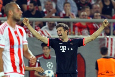 epa04933947 Bayern Munich's Thomas Mueller celebrates after scoring the 1-0 lead during the UEFA Champions League Group F soccer match between Olympiacos Piraeus and Bayern Munich at Karaiskaki stadium in Piraeus, Greece, 16 September 2015. EPA/SPYROS CHORCHOUBAS